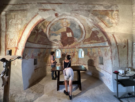 Il Cristo Pantocratore contornato dal Tetramorfo; al di sotto la teoria degli Apostoli e, inferiormente, decorazione a velario (foto L. Bettosini)