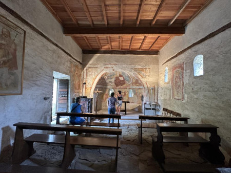 Il gruppetto all'interno dell'Oratorio per una ammirata visita