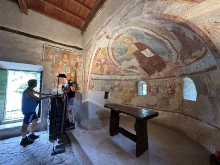 Catino absidale con gli splendidi affreschi. A sinistra Marisa analizza la Madonna del Latte (foto L. Bettosini)