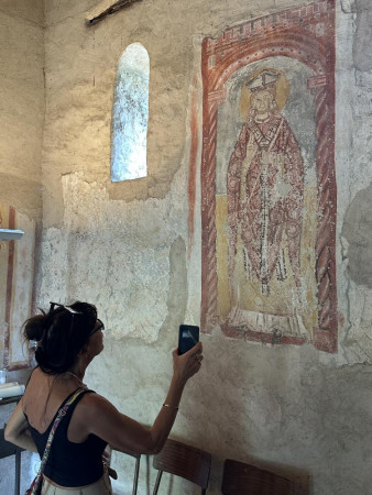 Ancora Marisa mentre osserva il bellissimo S. Ambrogio, titolare della chiesa (foto L. Bettosini)