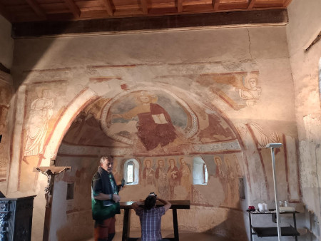 Sapienti effetti chiaroscurali in questa piccola chiesa eseguita da maestranze ticinesi e affrescata in varie epoche a partire dal XIII secolo(foto M. Uberti)